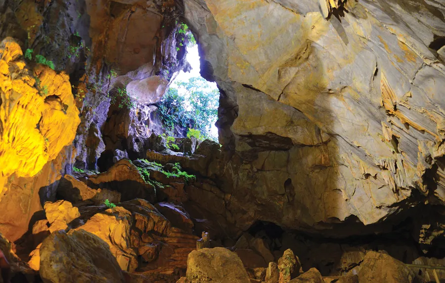 Cửa thông thiên giúp lấy ánh sáng tự nhiên vào hang động.