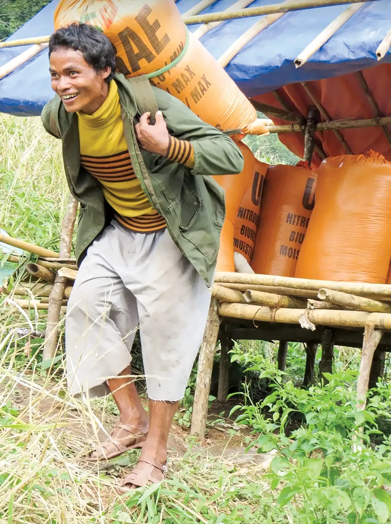 Gia đình ông Đinh Hợp dựng chòi trên nương, bỏ lúa vào đó, lúc giáp hạt ai thiếu đến lấy, mùa sau trả lại để cho người khó khăn khác. Gia đình ông Đinh Hợp dựng chòi trên nương, bỏ lúa vào đó, lúc giáp hạt ai thiếu đến lấy, mùa sau trả lại để cho người khó khăn khác.