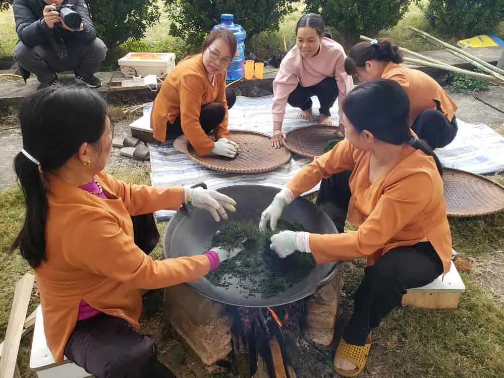 Thi sao chè tại lễ hội chè Tân Cương. 