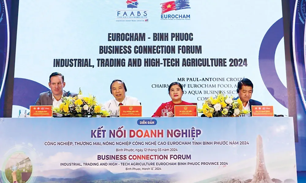 các-thành-viên-ban-tổ-chức-chủ-trì-diễn-đàn-kết-nối-EuroCham---Bình-Phước-2024,-ảnh-BÙI-LIÊM.jpg
