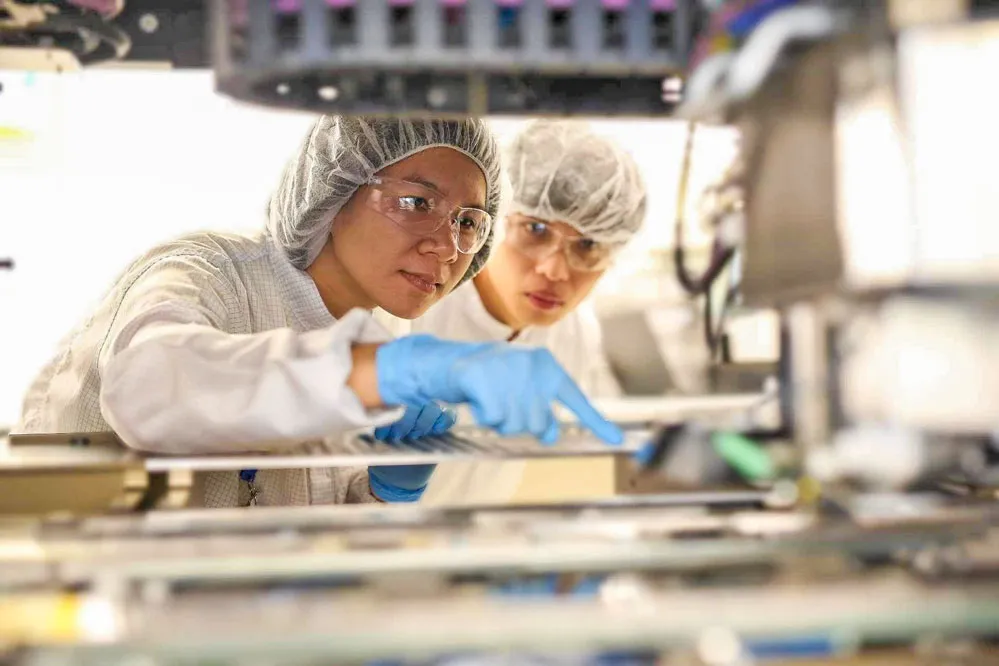 Bên trong nhà máy sản xuất chip của Intel. Ảnh: QUANG MINH