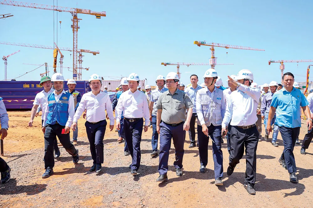 Đoàn công tác của Thủ tướng Chính phủ kiểm tra tiến độ triển khai dự án sân bay Long Thành. Ảnh: VGP