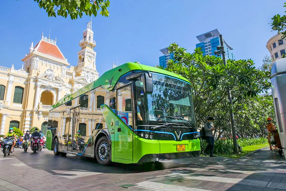 TPHCM cần ưu tiên phát triển giao thông công cộng, như xe buýt điện, tàu điện và các phương tiện giao thông sử dụng năng lượng sạch.