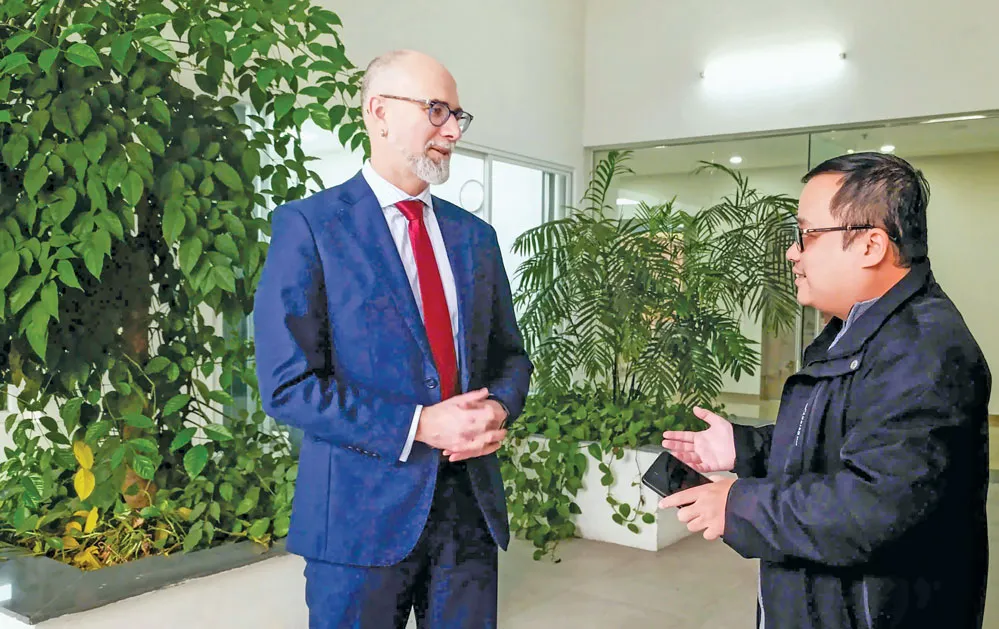 Phóng viên Báo ĐTTC trao đổi với ông Shawn Perry Steil, Đại sứ Đặc mệnh toàn quyền Canada tại Việt Nam.