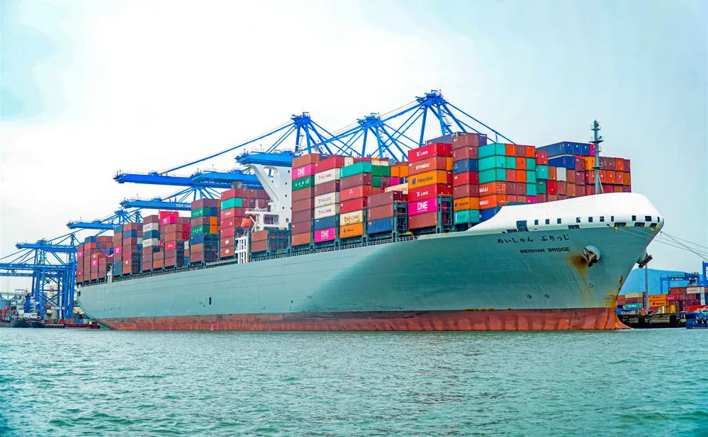 Tàu container tải trọng lớn cập cảng quốc tế Cái Mép