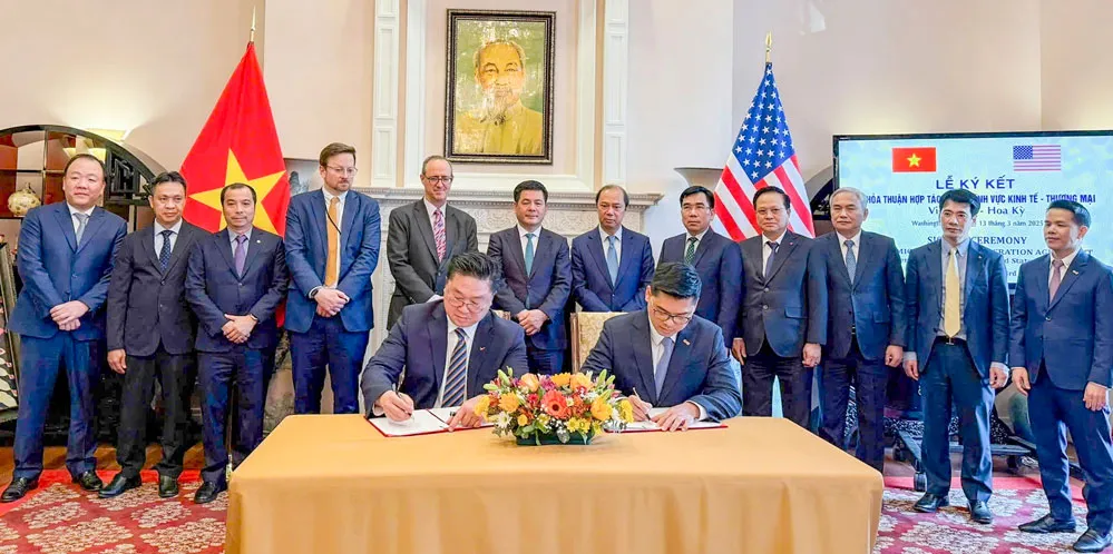 Ngày 13-3 theo giờ địa phương, tại trụ sở Cơ quan Đại diện Thương mại Mỹ ở thủ đô Washington D.C, Bộ trưởng Bộ Công Thương Nguyễn Hồng Diên chứng kiến Lễ ký thỏa thuận thương mại giữa doanh nghiệp Việt Nam và đối tác Mỹ. 