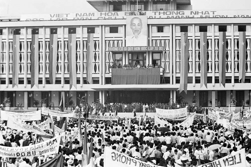 Nhân dân thành phố Sài Gòn míttinh chào mừng Ủy ban Quân quản Thành phố ra mắt 7-5-1975. (Ảnh: Lâm Hồng Long/TTXVN)