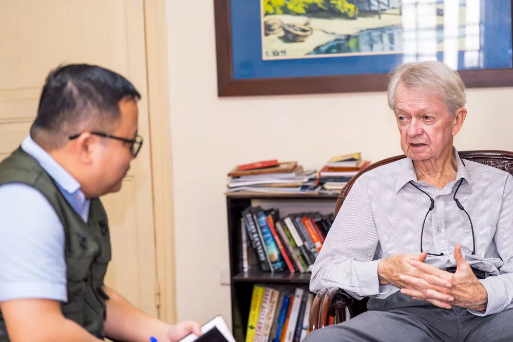 Phóng viên Báo SGGP-ĐTTC và ông Chuck Searcy. ảnh: ĐỖ XUÂN TRUNG 