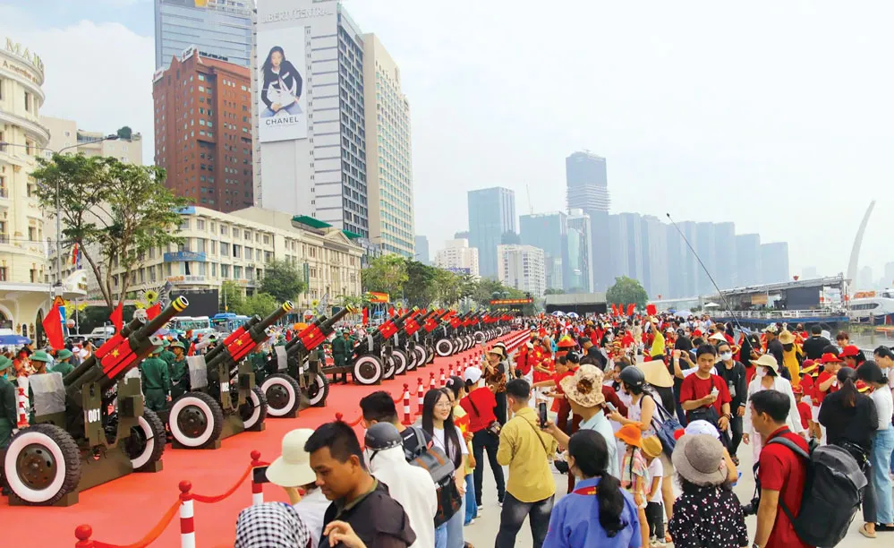 Người dân xem tập bắn đại bác tại bến Bạch Đằng, TPHCM