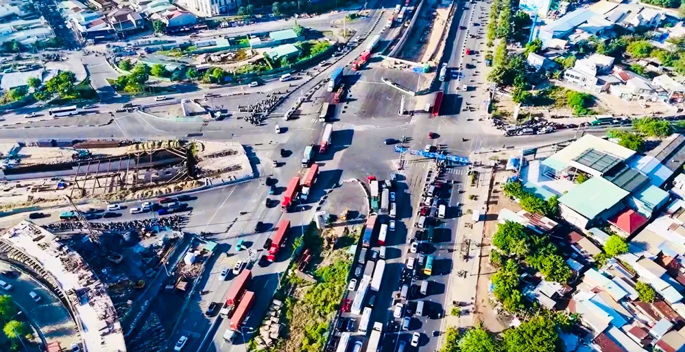 Khu vực nút giao An Phú còn ngổn ngang thi công. 