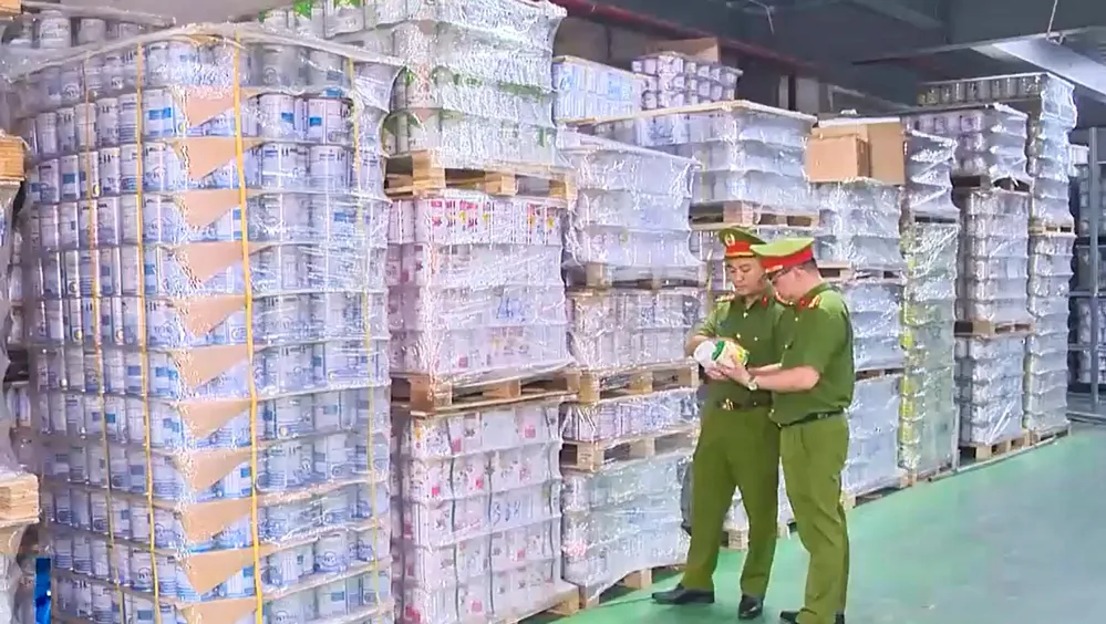 Lực lượng chức năng kiểm tra kho hàng trong đường dây sản xuất 573 loại sữa bột giả.