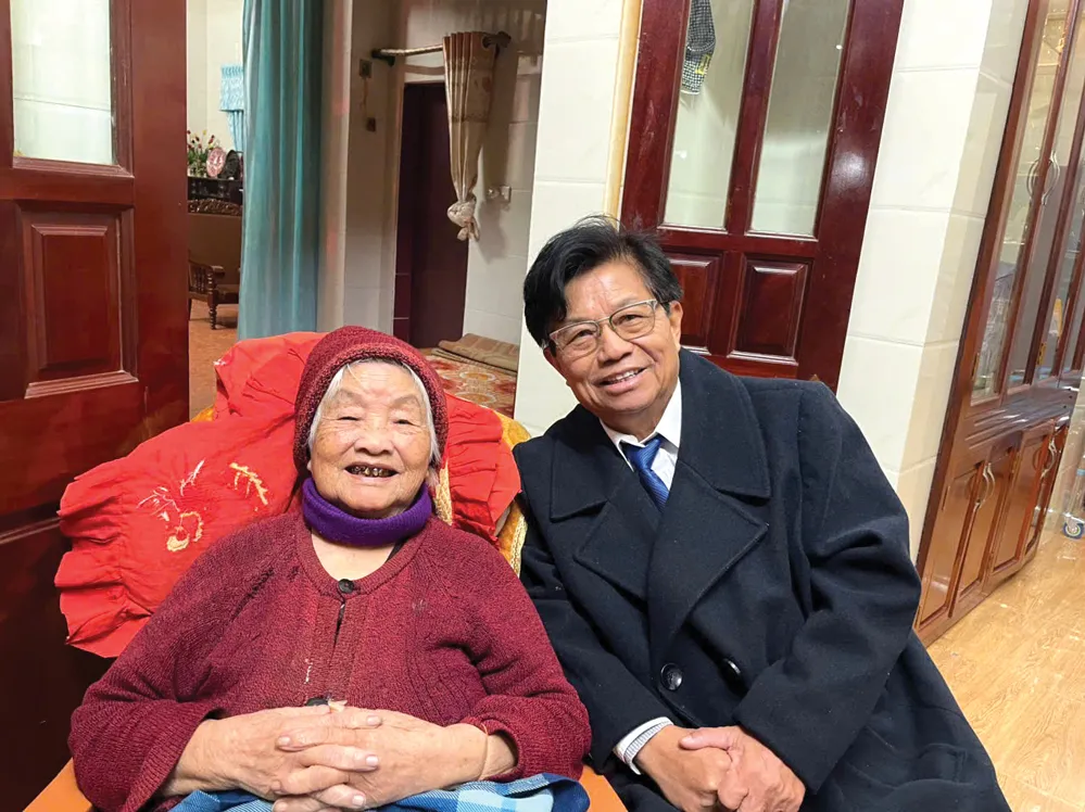 Tôi thật hạnh phúc bước qua tuổi xưa nay hiếm, nhưng vẫn còn mẹ U100 luôn tươi vui khi mẹ con gặp mặt.