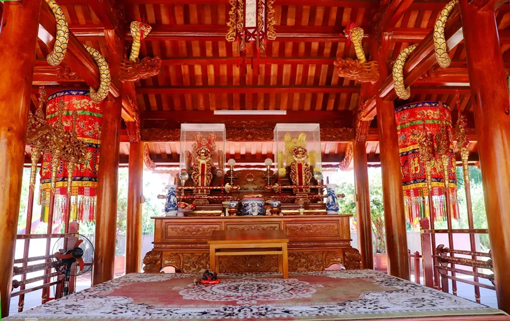 Đền Trúc được vua Lê sắc phong 2 ông là “Thượng đẳng tối linh thần”.