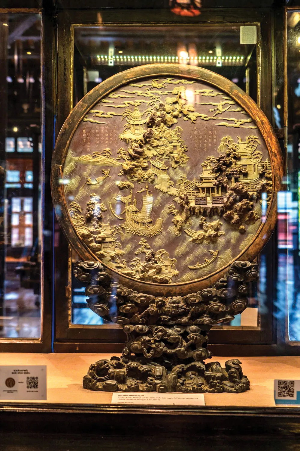 Bức phù điêu bằng đá - một trong những cổ vật Triều Nguyễn (1802-1945) trưng bày tại Bảo tàng cổ vật cung đình Huế có gắn chip NFC