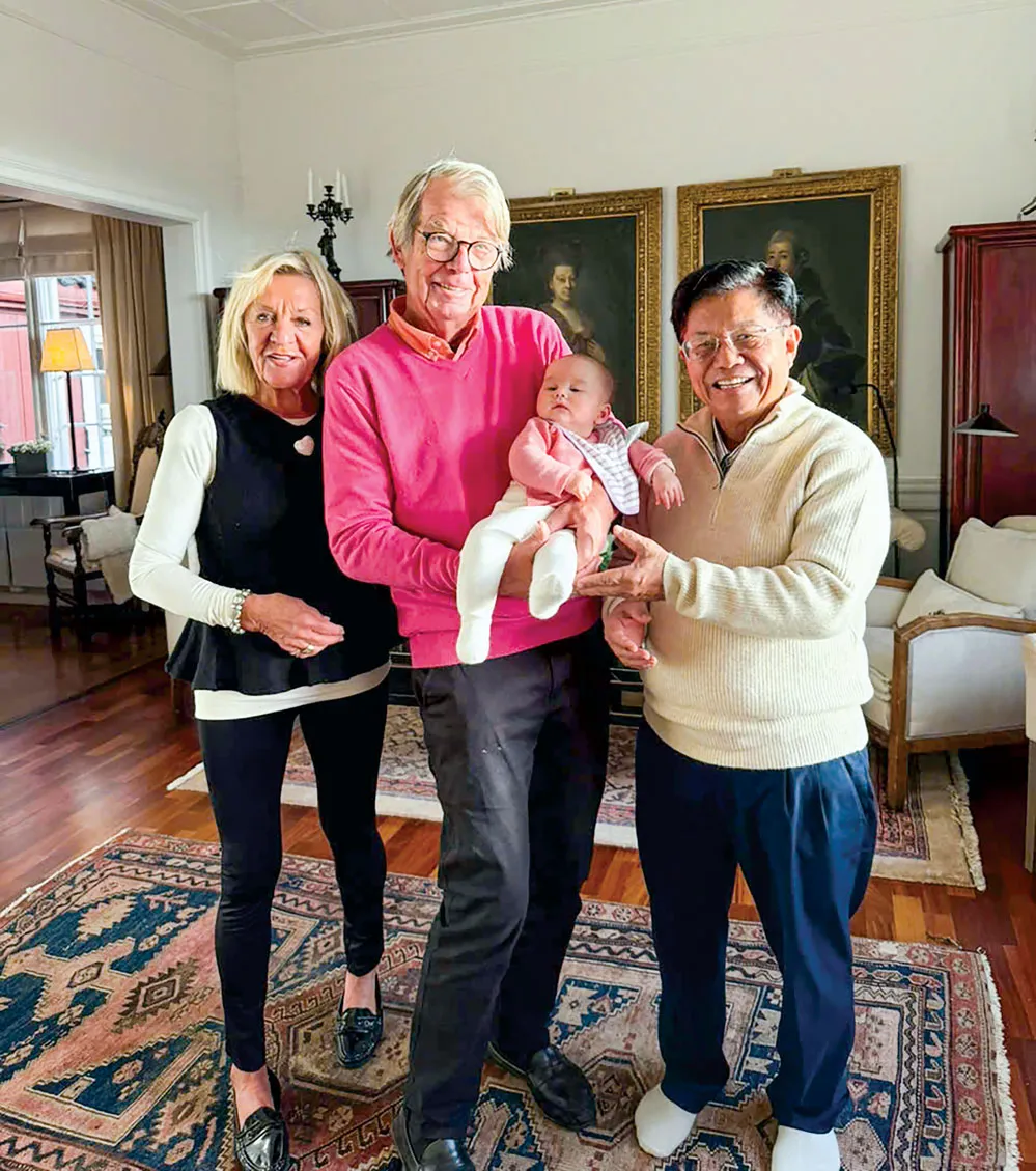 Tác giả và vợ chồng ông thông gia