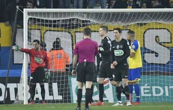 Hậu vệ người Brazil Daniel Alves (trái) làm nhiệm vụ gác đền cho PSG. Ảnh: Getty Images.