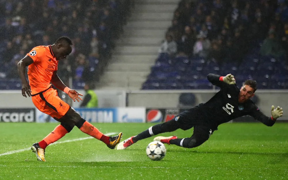Sadio Mane ghi bàn thứ 3 vào lưới thủ thành Jose Sa. Ảnh: Getty Images.