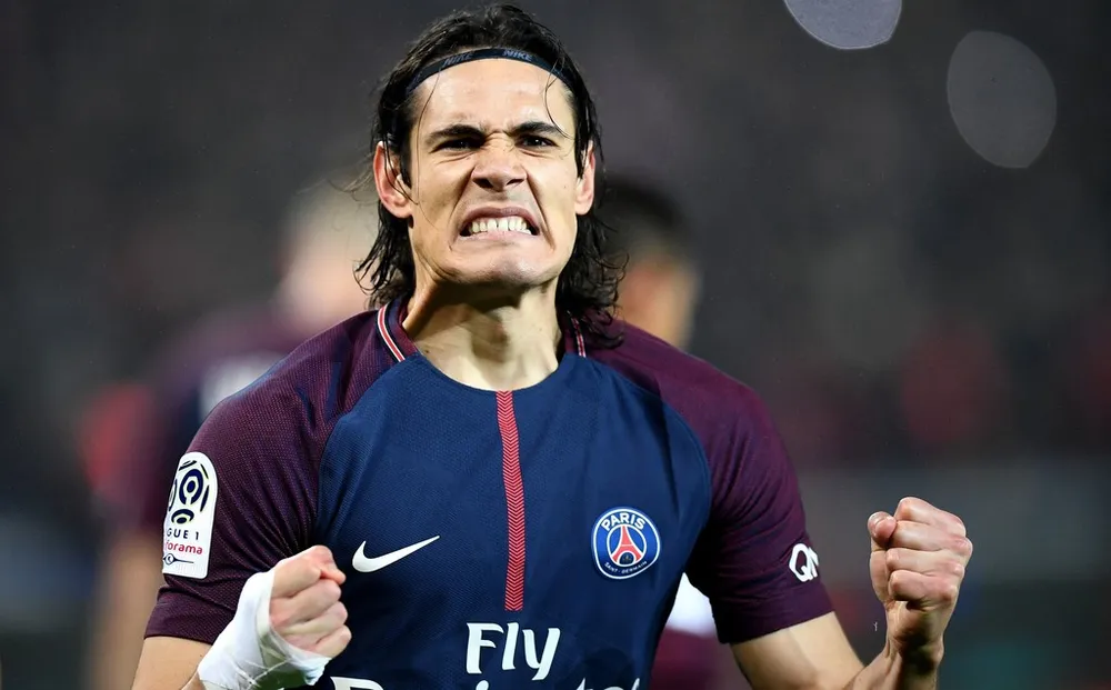 Edinson Cavani ăn mừng cú đúp