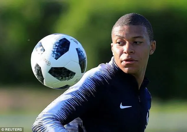 Kylian Mbappe trên sân tập cùng tuyển Pháp,