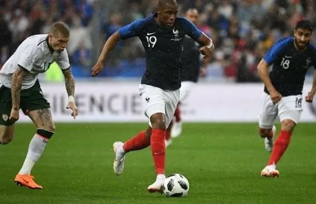 Hậu vệ Sidibe lên tham gia tấn công ở trận thắng Ireland