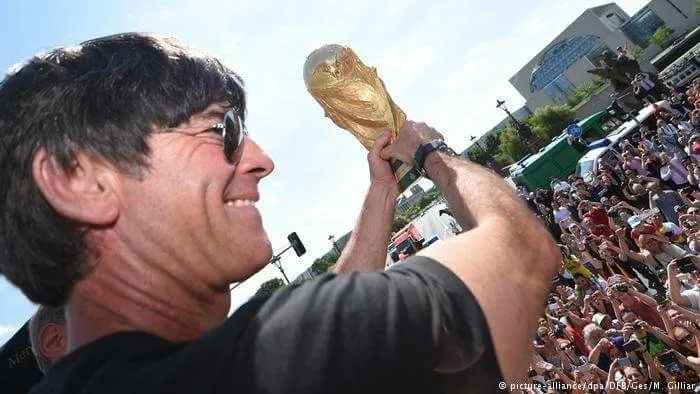 Thời khắc Joachim Loew nâng cúp vàng cách đây 4 năm