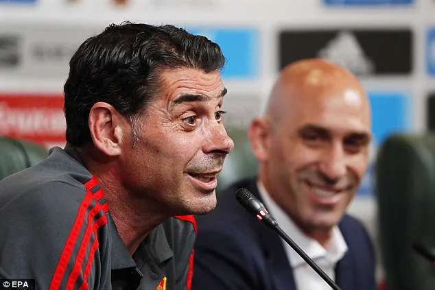 Fernamndo Hiewrro trong buổi họp báo với Chủ tịch RFEF.