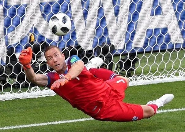 Thủ thành Iceland Halldorsson cản phá quả 11m của Messi.