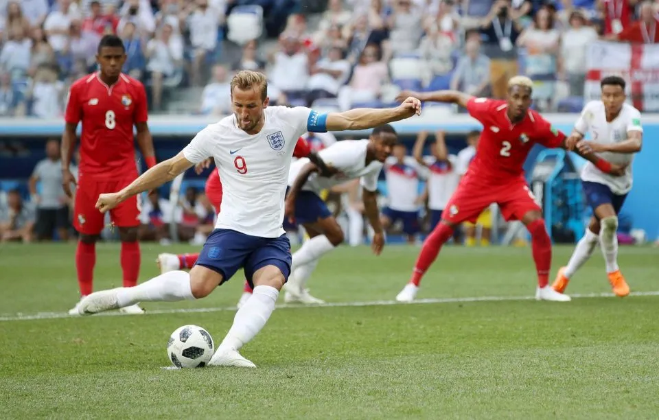 Harry Kane sút phạt đền vè cùng 1 hướng.