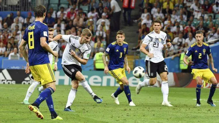 Mario Gomez (23- trắng) mang lại giải pháp tấn công hiệu quả cho Đức