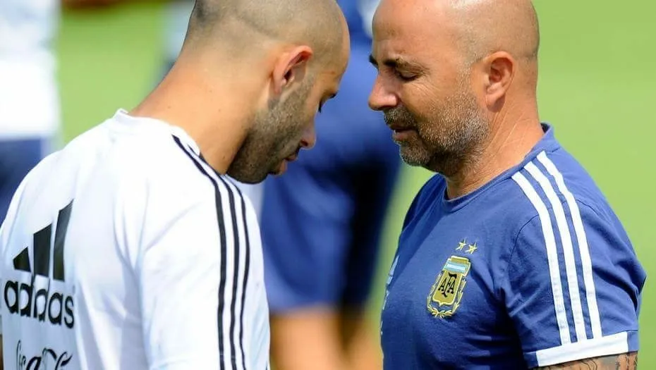 HLV Jorge Sampaoli nói chuyện với Mascherano trên sân tập.