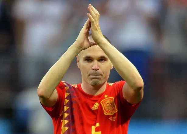 Iniesta lặng lẽ rời sân để gậm nhắm nỗi đau thất bại