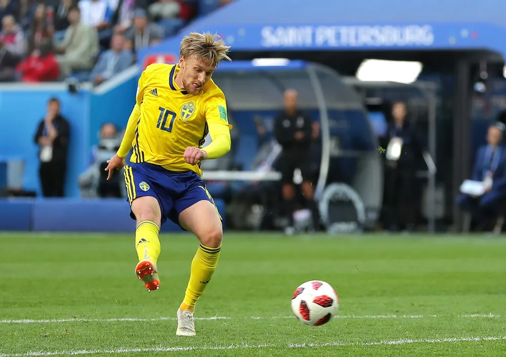 Emil Forsberg ghi bàn vào lưới Thụy Sĩ.