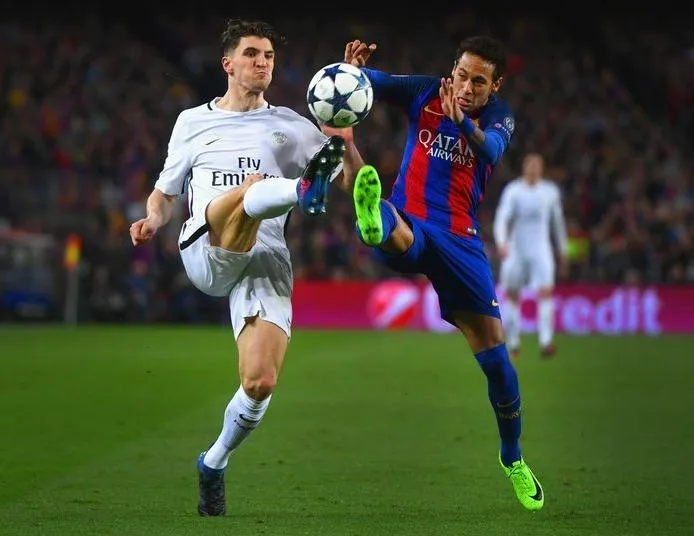 Thomas Meunier (PSG) tranh bóng với Neymar (Barcelona) ở Champions League.