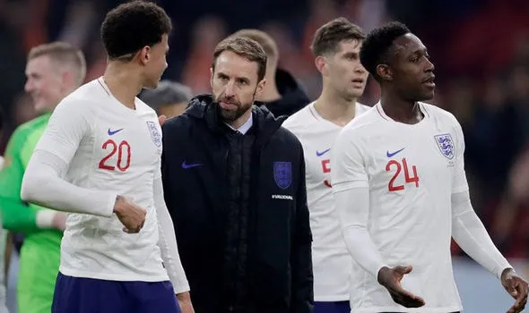 HLV Southgate (giữa) kiên định với lựa chọn của mình trước trận bán kết.