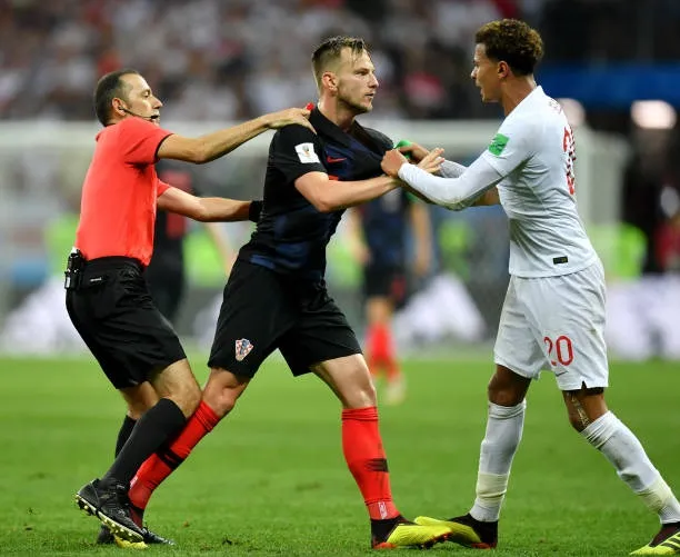 Ẩu đả giữa Rakitic (áo xanh) và Dele Alli (áo trắng)