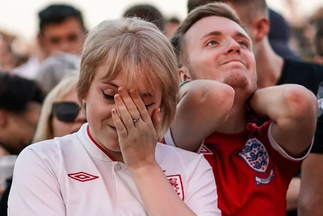 CĐV Anh bị FIFA sờ gáy