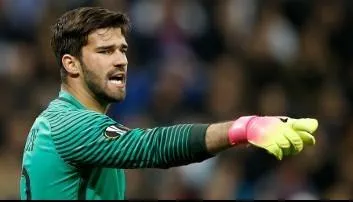 Thủ thành Alisson đã cập bến Liverpool với giá kỷ lục thế giới