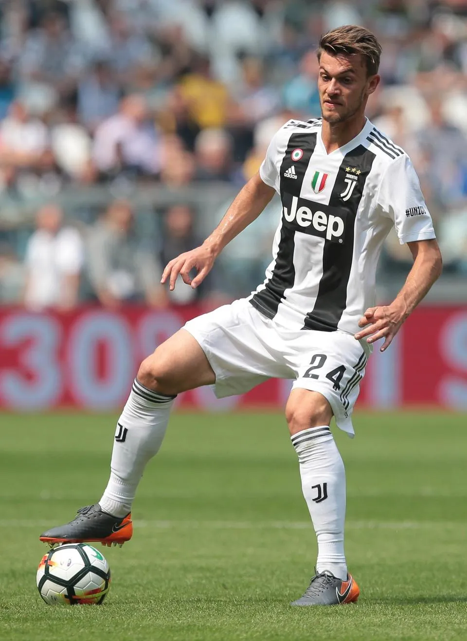 Juventus từ chối bán Higuain. Chelsea mua trước Rugani ảnh 1