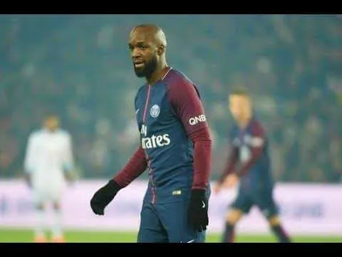 Lão tướng Lassana Diarra vất vả khi phải chơi vai trung vệ.