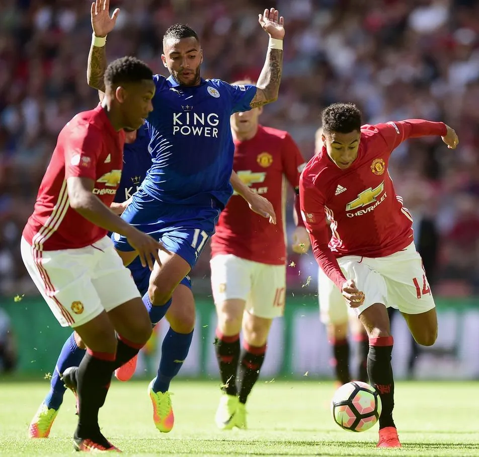Jesse Lingard (phải, Manchester United) kiểm soát bóng trước Danny Simpson (Leicester City)