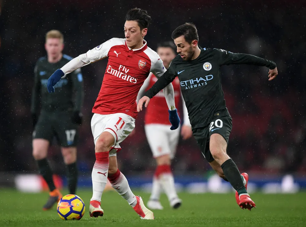 Mesut Oezil đi bóng trước Bernardo Silva (Man.City) 