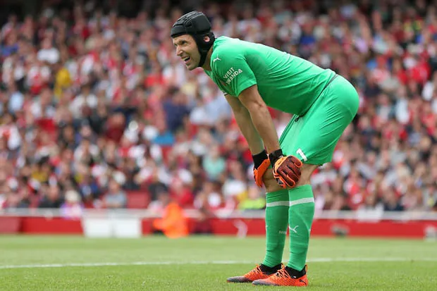 Petr Cech chơi không mấy tốt trong trận mở màn mùa giải.