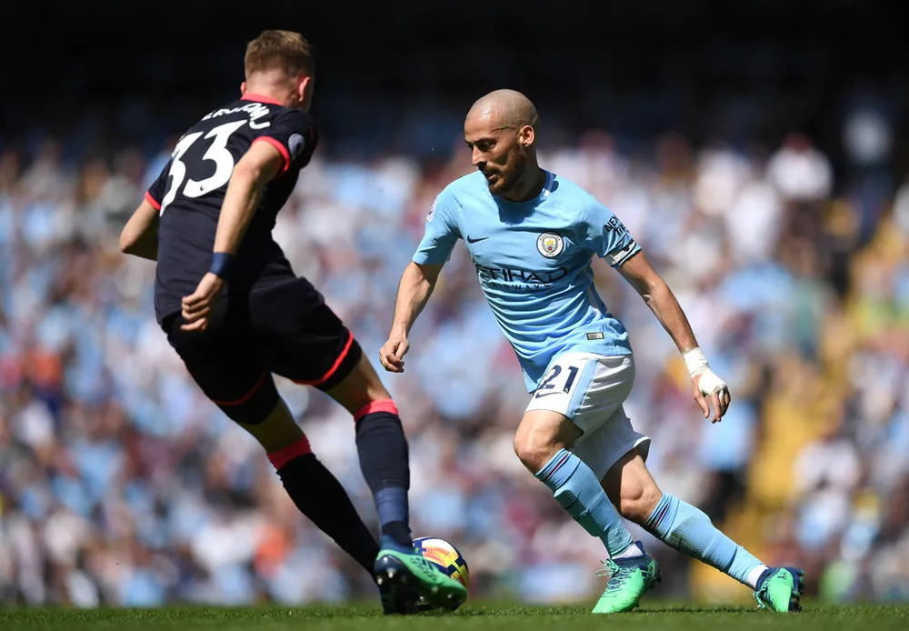 Dacvid Silva (Manchester City) đ0i bóng qua hậu vệ Huddersfield.