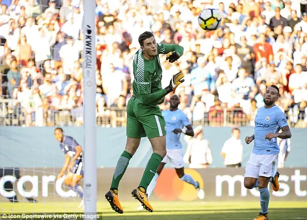 Cillessen (Barca) sẽ giải cơn khát thủ thành của Man City ảnh 2