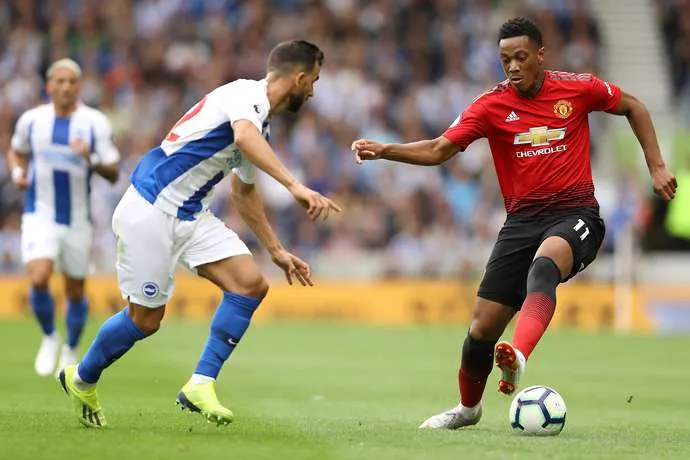 Tiền đạo Anthony Martial (phải) được đề nghị triển hạn đến 5 năm