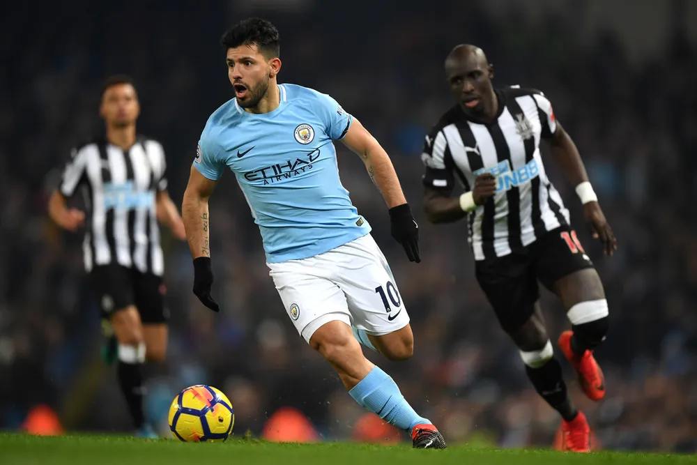 Sergio Aguero (Man City) đi bóng trước hàng thủ Newcastlew.