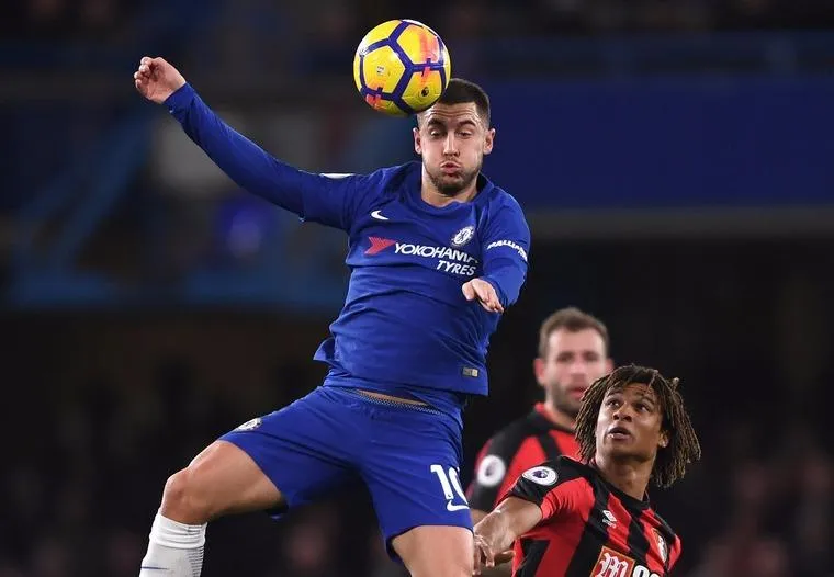 Eden Hazard (trái, Chelsea) kiểm soát bóng trước Nathan Ake (Bournemouth)