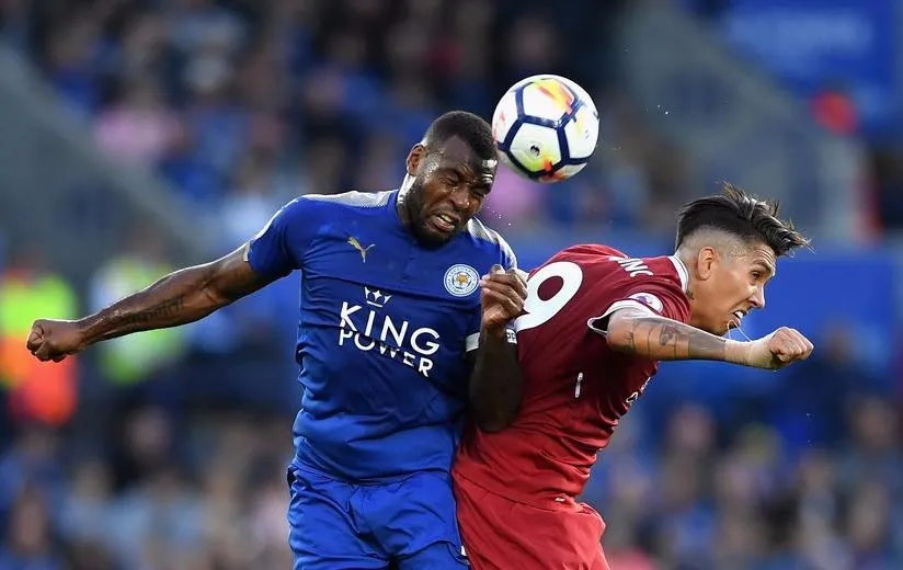 Roberto Firmino (phải, Liverpool) vất vả trước Wes Morgan (Leicester City)