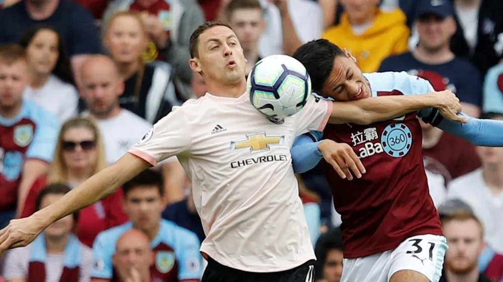 Nemanja Matic tranh bóng với hậu vệ Burnley