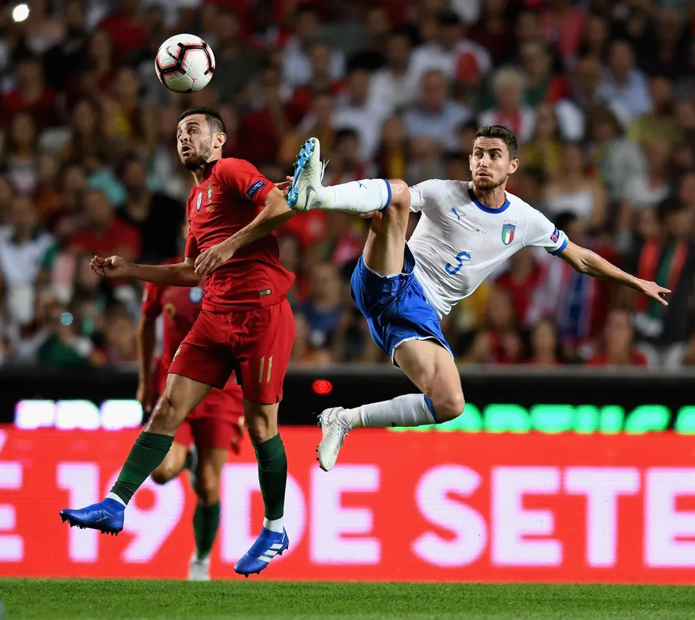 Jorginho (phải, Italia) tranh bóng với Bernardo Silva (Bồ Đào Nha)